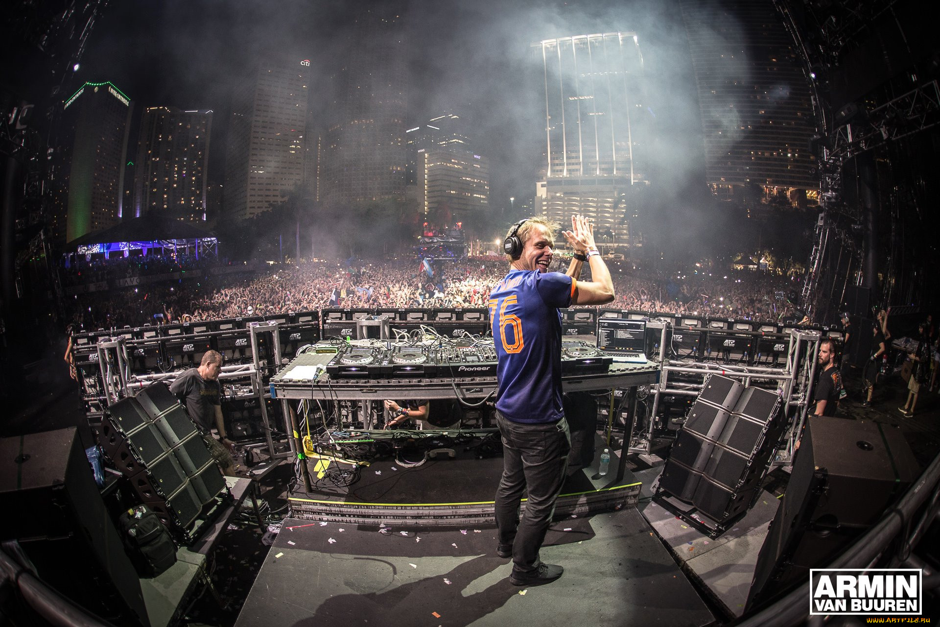 Обои Armin van Buuren Музыка Armin van Buuren, обои для рабочего стола,  фотографии armin van buuren, музыка, город, площадь, дома, здания, диджей,  dj, armin, van, buuren, наушники, радость, свет, дым, аппаратура, люди,